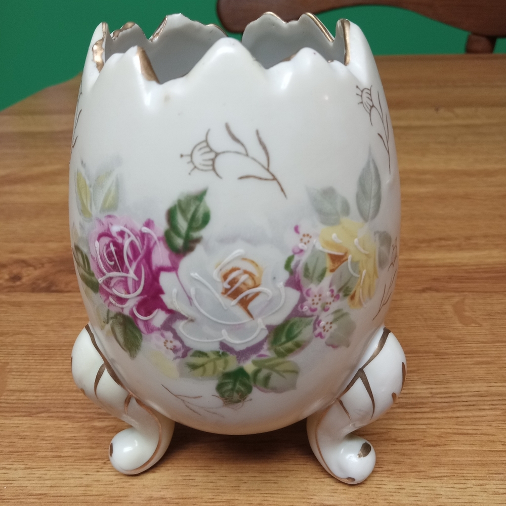 1962 Inarco Floral Cracked Egg Figurine